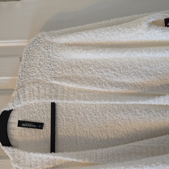 AMBRIELLE BRAND WOMEN'S "POLAR BEAR" WHITE WARM, SOFT ROBE SIZE LARGE - Picture 5 of 16